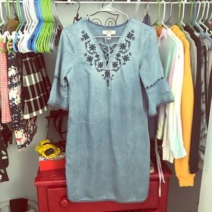 Embroidered V-neck dress w/ pockets